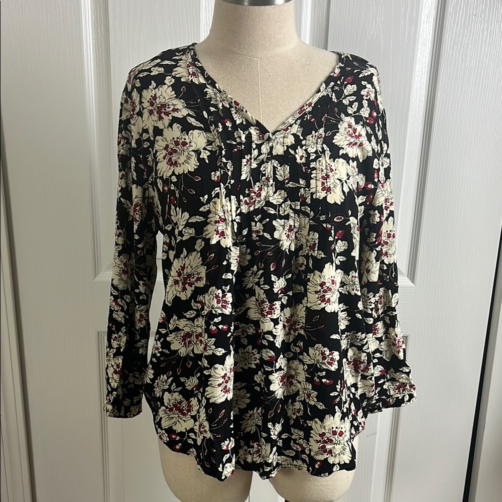 ❤️ 3/$15 Floral Black, Red and Cream Top Size L